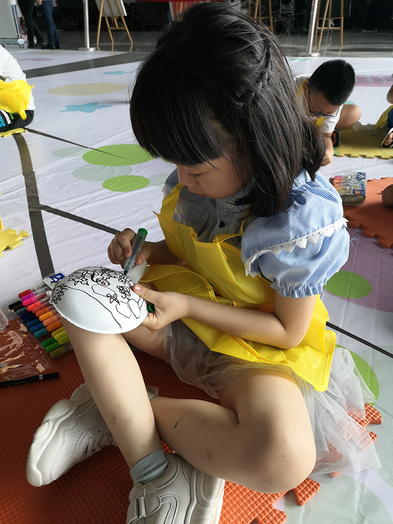 小心翼翼的勾描涂色