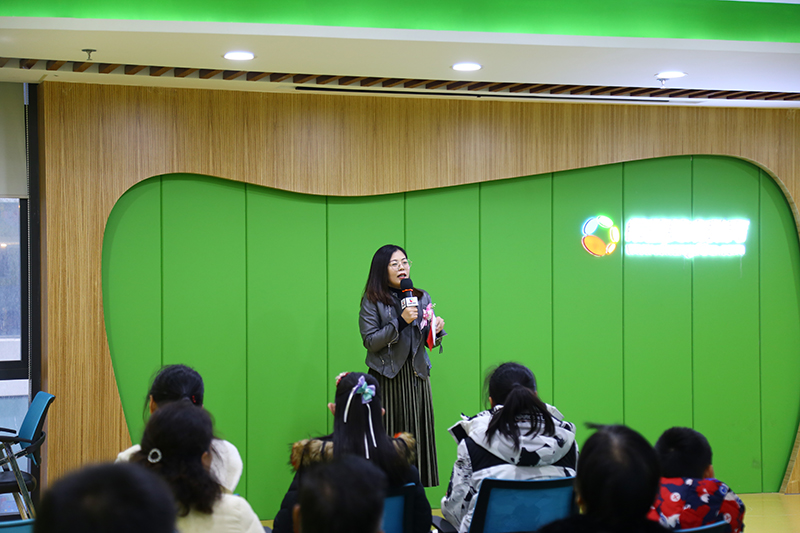 教学部主任Vivian女士主持本次画展的开幕式