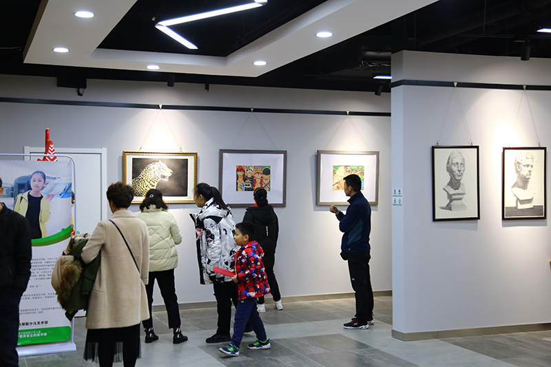 开幕式结束，很多家长和学生前来参观小画家的作品
