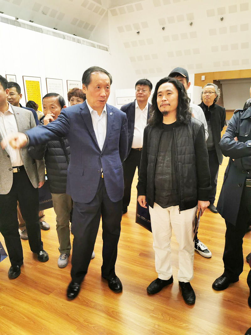 文化和旅游部李金早副部长参观展览并与入展代表交流