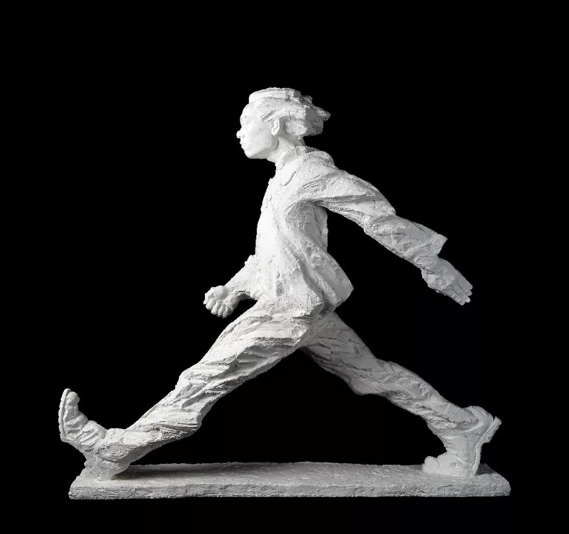 行走的人雕塑苏新平图片