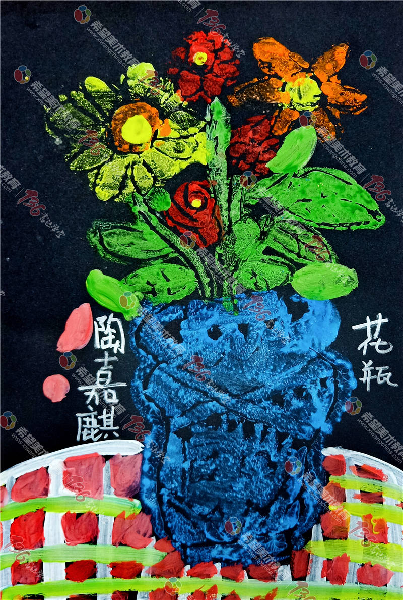 儿童美术绘画作品第三幅：《花与花瓶》