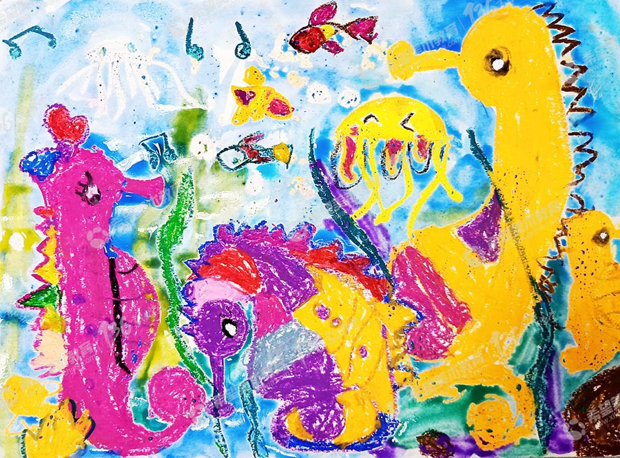 海洋生物颜色丰富亮丽，寥寥几笔就呈现了活泼生动的河豚，可见绘画-的神奇之处。油画分离展示绘画神奇的同时，为画面添加了丰富色彩的层次。“捕捉生活中的美丽，生命将多一份色彩。”只要有发现美的眼睛，就能体验不一样的快乐，绘画时的若晗快乐、充实、认真，即使遇到困难也能坚定的向前，为晗晗点赞！.jpg